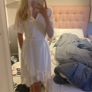 Klänning  - Vit klänning från sisterS ❤️ använt 1 gång och om man vill ha den mer u ringad är de bara att ta bort ett styng jag sytt där. 