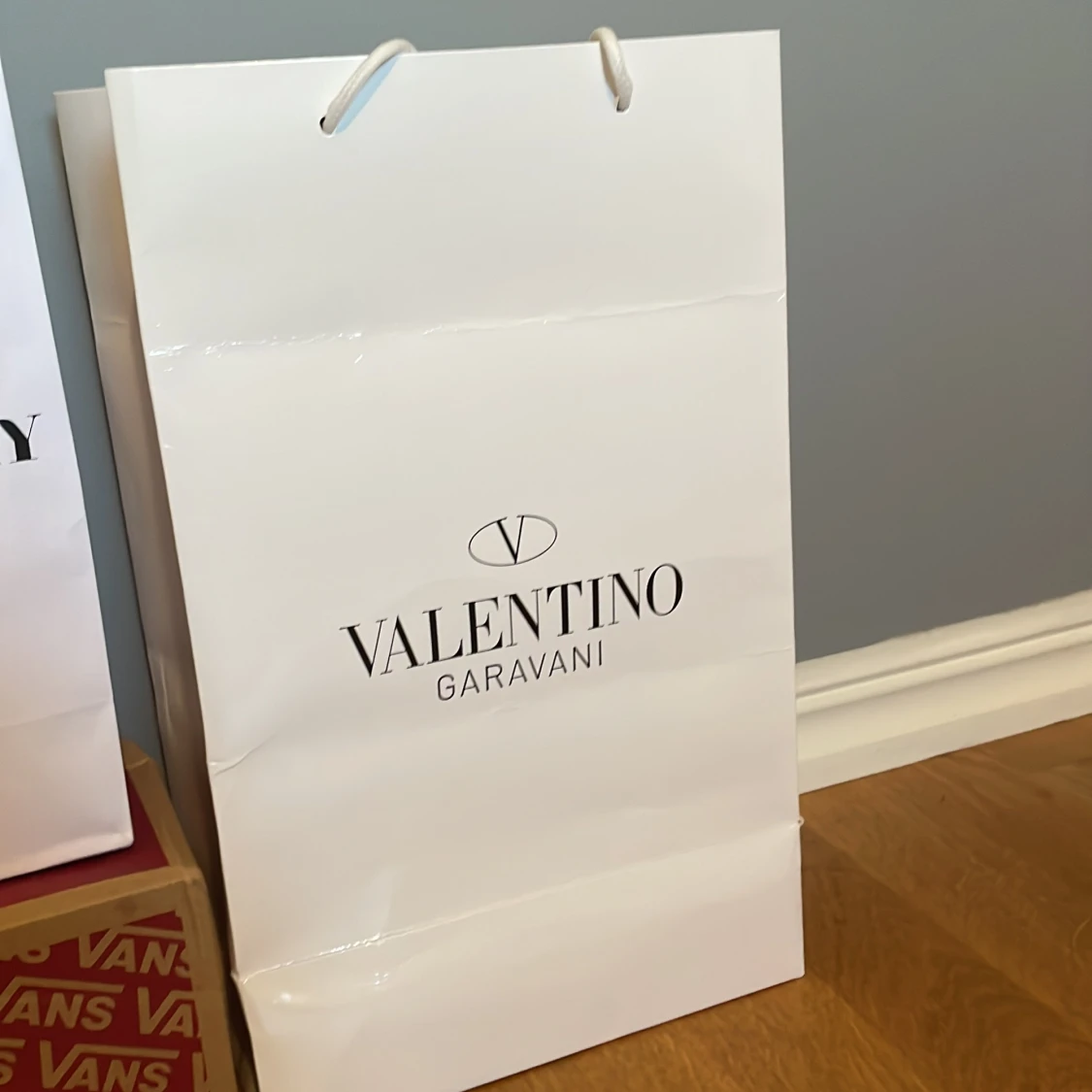 Tja,säljer mina valentino opens som fortfarande är i ganska bra skick men två små defekter som finns med på bilderna. - 93