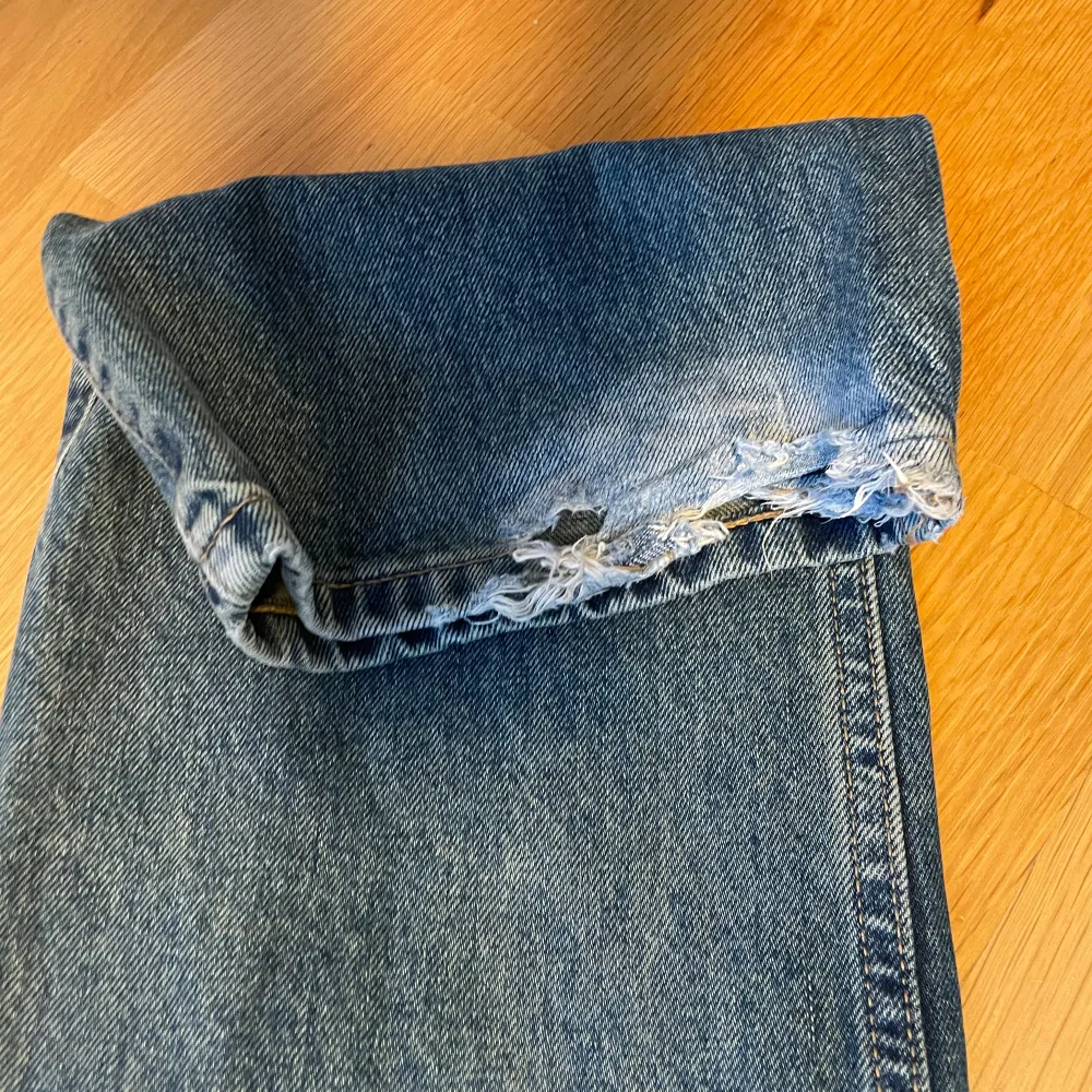 Jeans från weekday modellen Arrow strl 28/34. Dd är för långa för mig och har därför blivit slitna längst ned men inget man ser tydligt när man har de på sig🩷. Jeans & Byxor.