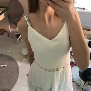 Jättefin vit klänning till sommaren, har blivit för liten därför säljer jag den💕