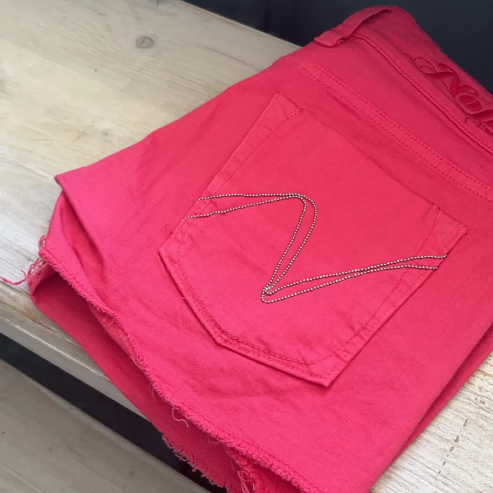 Super snygga rosa shorts med detaljer på fickorna. Shorts.