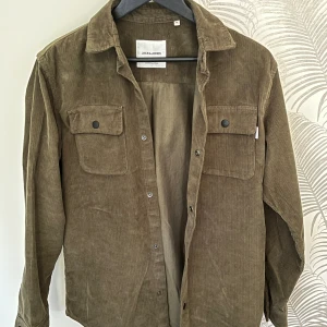 Overshirt, Jack & Jones - Märke: Jack & Jones Skick: Mycket bra, oanvänd Färg: Grön/brun (mer grön i verkligheten än på bilderna)  Köpare betalar frakten!👍🏼