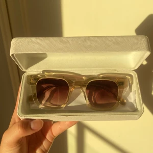 Chimi 04 ecru  - Säljer mina chimi 04 i färgen ecru. Box, påse och servett medföljer.  