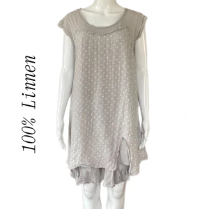 Klänning i 100% linnen - Cute dress with dots all around it. In excellent condition. 100% Linnen, labeled as size M. Slit at the front, shown in third picture. Mannequin uses size XS for reference. Lacing at the back to chinch the waist. Made in Italy. 