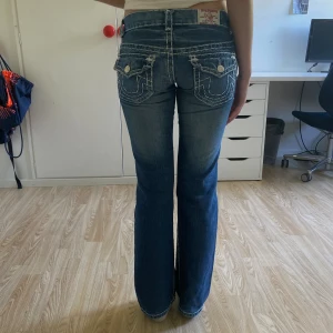 True Religion jeans - Supersnygga lågmidjade True Religion jeans. Vintage model som inte säljs längre. De är bootcut med fat stitch. Diskuterar gärna om priset. Skriv om  ni har några frågor. 💙