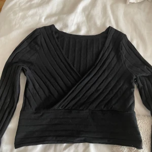 Topp - Super fin svart topp med v-ringning och croppad, använt fåtal gånger men inga skråmor. Storlek S Bara höra av sig om du har frågor eller något annat💕