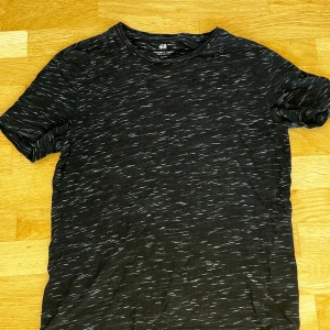 Svart H&M tröja - Längd: 64 cm Crewneck, T-shirt, Regular fit