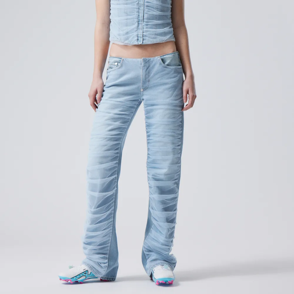 Säljer dessa slutsålda mesh jeansen får weekday. De är endast använda en gång i nyskick. Midjemåttet är 41 cm rakt över och innerbenslängden 81cm.  Nypris 950kr. Jeans & Byxor.