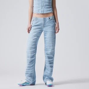 Weekday mesh jeans - Säljer dessa slutsålda mesh jeansen får weekday. De är endast använda en gång i nyskick. Midjemåttet är 41 cm rakt över och innerbenslängden 81cm.  Nypris 950kr