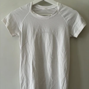 Träningströja från Lululemon  - T-shirt från Lululemon i bra skick. Strl 4 motsvarar Xs/S