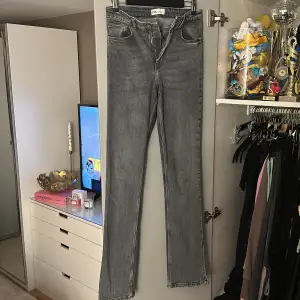 Ett par snygga jeans från Zara som aldrig är använda med slits nertill🩷