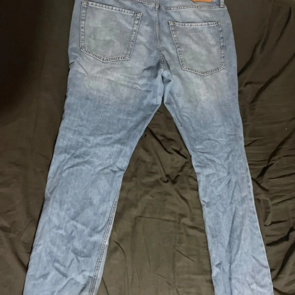 Hej säljer detta par jeans i bra skick köpt för 300kr i ett väldigt bra skick.. Jeans & Byxor.