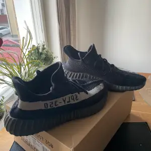 säljer mina yeezys då dom inte använd bra skick självklart äkta!