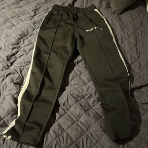Palm angels byxor - Säljer pga korta och små på mig, lite använda men är i bra skick