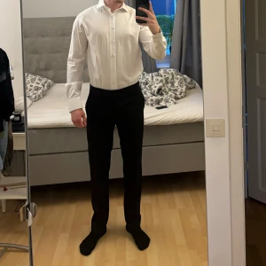 Kostymbyxor Matinique  - Storlek 48 OBS uppsydda (passar bra till folk med längre ben Längd på byxor: ca 100cm Style: Las Style No: 30201321 Använt 2 gånger  