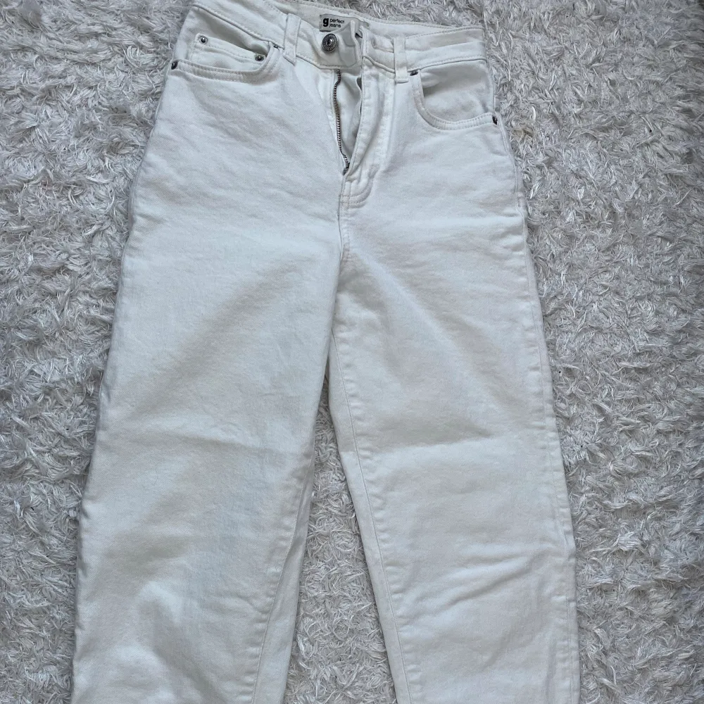Superfina Gina tricot vita byxor i storlek 32! Jättebra skick.  P.s skriv gärna om du har frågor) . Jeans & Byxor.