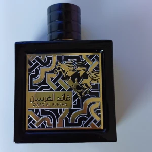 Säljer helt ny Qaed al fursan 90 ml - Qaed al fursan testad 5 sprut. Säljer för att jag sparar till en annan parfym. Supergod ananasdoft perfekt för sommaren! Box ingår. Öppen för byten.