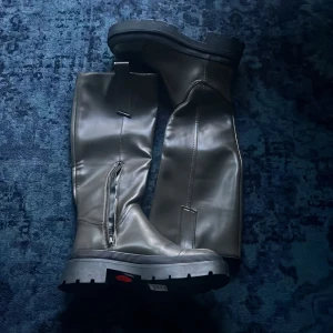 NA-KD Boots med skaft och profilsula  - Storlek 38, oanvända. Viktigt att veta att dom är ganska smala vid vaden så oavsett om man har storlek 38 eller inte så kan det hända att dom inte passar längst vaden❤️