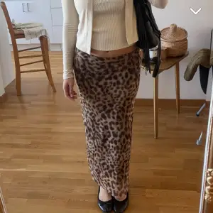 Säljer denna superfina o helt slutsålda leopard kjol från zara! Använd 2 ggr så i nyskick❤️