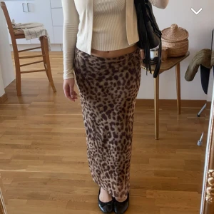 Zara leopard kjol - Säljer denna superfina o helt slutsålda leopard kjol från zara! Använd 2 ggr så i nyskick❤️