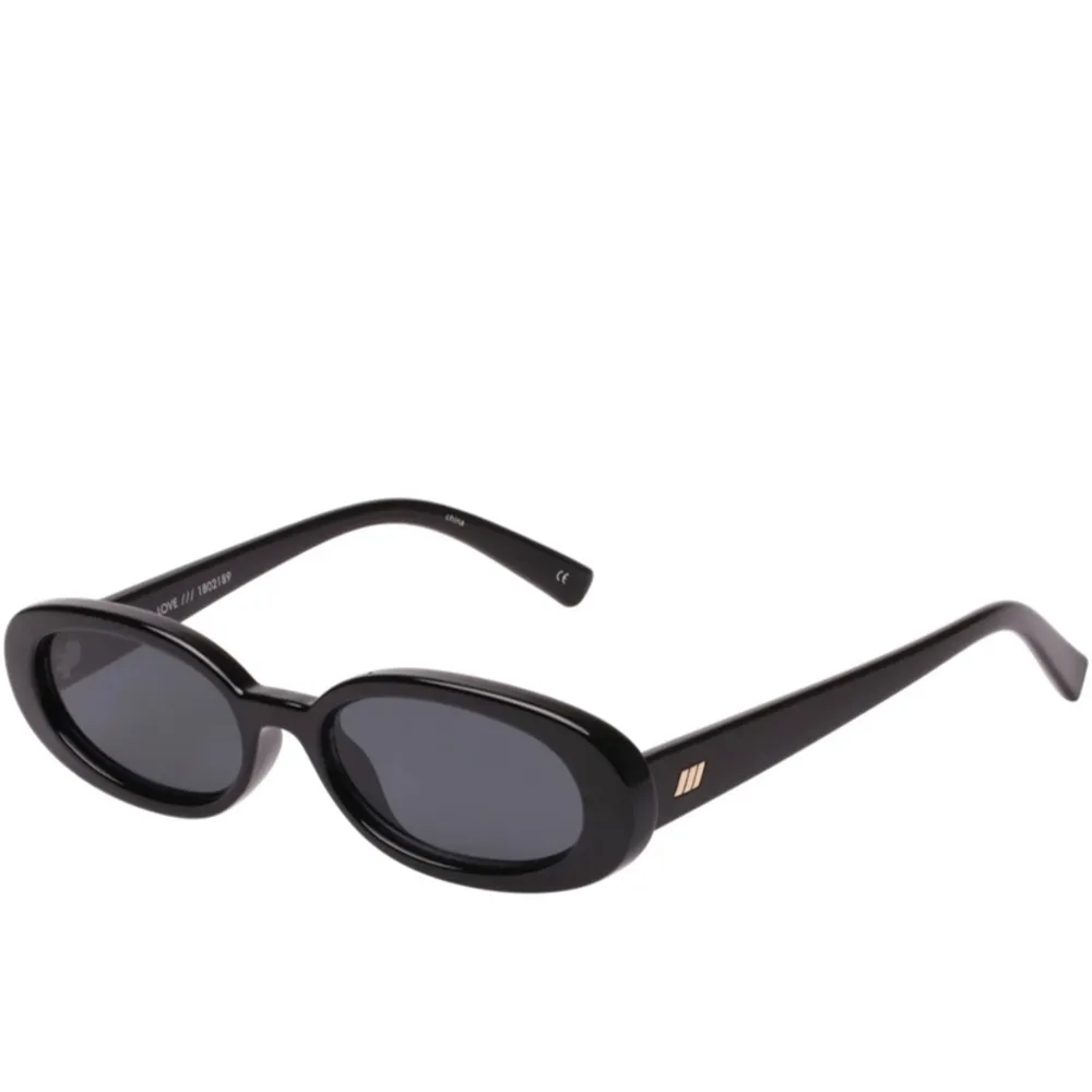 Populära Le specs, Outta Love solglasögon. Aldrig använt. Säljer på grund av att de är för små på mig. Nypris 549kr . Accessoarer.
