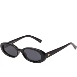 Populära Le specs, Outta Love solglasögon. Aldrig använt. Säljer på grund av att de är för små på mig. Nypris 549kr 