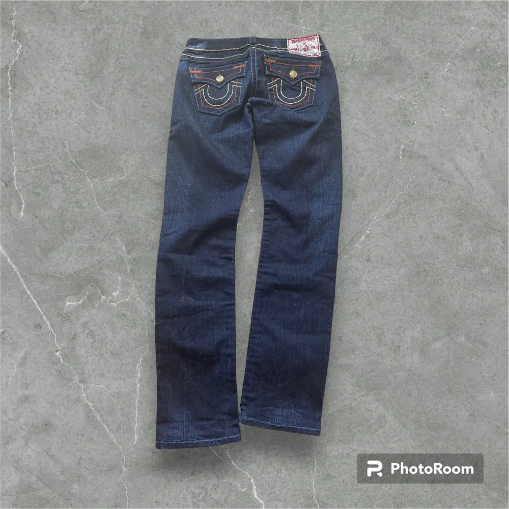 BILLY SUPER T lowwaist lätt utsvängda true religion jeans 👍👍👍😻😻 mått: midja 38cm, innerbenslängd 80cm. Jeans & Byxor.