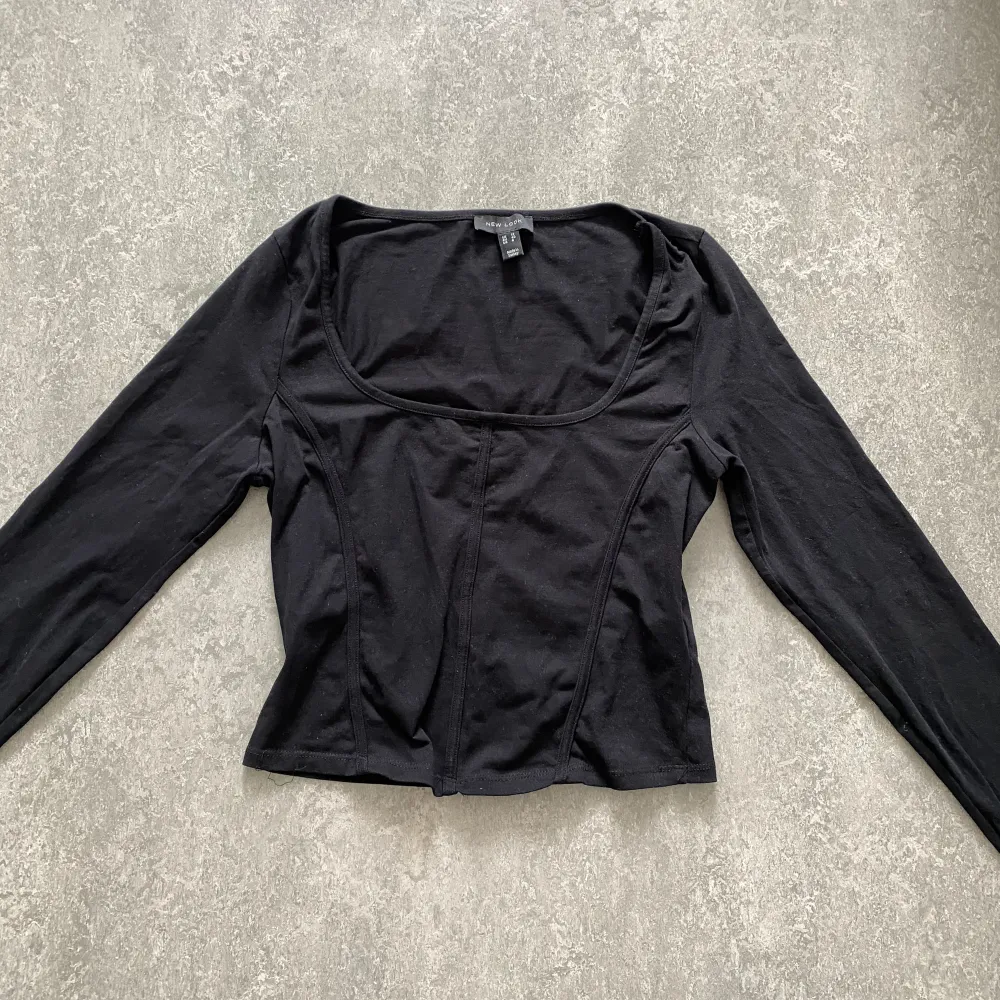 svart topp från new look i storleken 40 (M) 🖤 köparen står för frakt. Toppar.