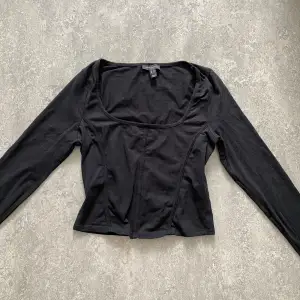 svart topp från new look i storleken 40 (M) 🖤 köparen står för frakt