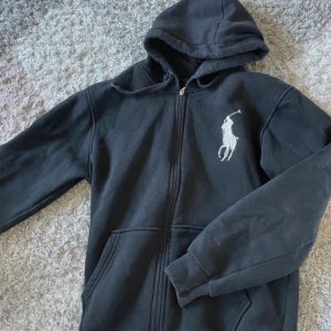 Ralph Lauren Zip Hoodie - Nypris: Ca 2000 kr  Bra skick! Finns mindre fläckar, därav priset är Storlek: S