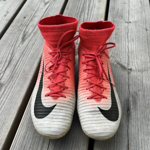 Fotbollsskor från Nike - Min syrras gamla fotbollsskor i storlek 41! I rätt så bra skick med tanke på hur mycket de används 🫶🏽
