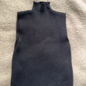 Stickad zara topp - Super söt stickad topp från zara. Sitter som på andra bilden (lånad). Nypris är 200. Bra skick och endast använd 2 gånger❣️  Hör av er vid frågor, priset är diskuterbart