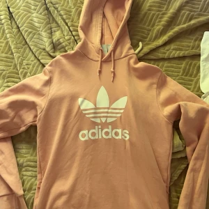 Adidas hoodie  - Storlek S Aldrig använd. Normal passform