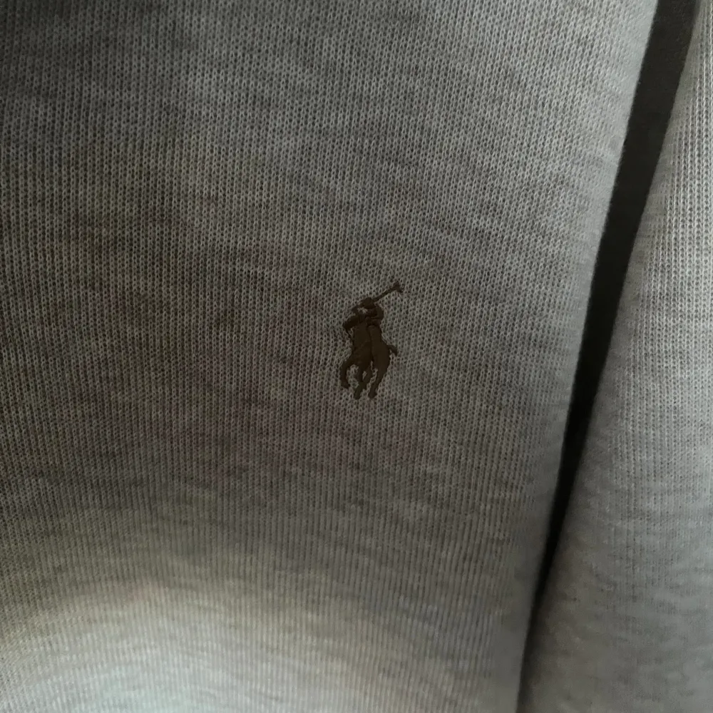 Säljer min polo ralph lauren half zip helt ny aldrig använd etiketten är kvar super snygg och tunn perfekt till sommaren, kan besvara frågor på meddelande.. Tröjor & Koftor.