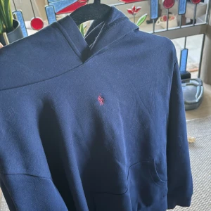 Polo Ralph Lauren Hoodie - Säljer min polo Hoodie eftersom den inte används, använd typ 3 ggr, i väldigt bra skick och passar mig som är 170 perfekt! Står XL men passar som S