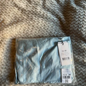 Sommarklänning  - Oöppnad klänning i storlek 38, beställde två för var osäker på storlek. Fin ljusblå färg!