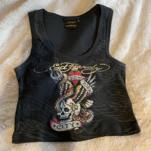 ED HARDY TOPP - Ed hardy linne som jag tyvärr behöver sälja på grund av pengar brist. Använt mycket men inga defekter. Hör av er vid frågor!(;