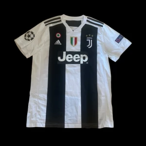 Juventus Hemmaställ 2018-2019 Ronaldo # - Helt ny Juventus (med små deflekter på namnet) Hemmaställ med Ronaldo nummer 7 på ryggen!