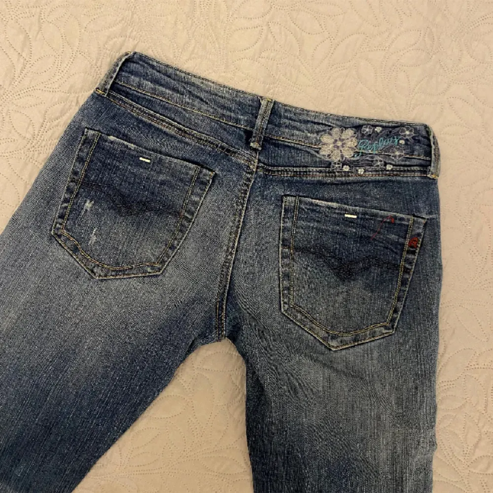 Säljer dessa superfina lågmidjade jeans då dom tyvärr är för små. Midjemått: 35cm innerbenslängd: 78 cm Skriv vid intresse🤍🤍. Jeans & Byxor.