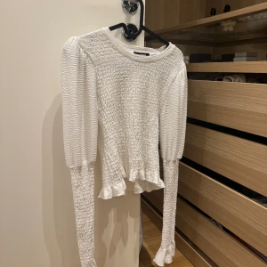 Vit topp - Vit topp från bikbok i storlek S.