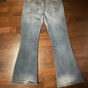 True religion jeans. Bootcut passform. Liten defekt på ena hälen. 32/30-32/32 nått där mellan. Passar både killar och tjejer. 