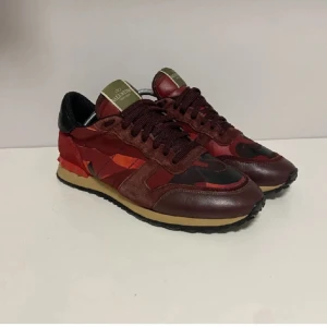 Rockrunners  - Säljer nu dessa rockrunners dessa rockrunners 🙌 nypris runt 6 tusen men vi säljer endast för 1899kr. Ett väldigt bra skick skulle säga runt 8-9/10. Storlek 43 sitter lite större. Om du har några funderingar är det bara att höra av sig📩