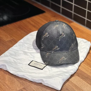 Gucci keps med tigrar ÄKTA - Äkta guccikeps beställd via gucci kartong påse och allt annat tillkommer som äkthetsbevis osv.  Gjorde inte så många av den här kepsen och för att få tag på den här nu måste man minst betala 6000-7000 på sidor som Vestiaire Collective 