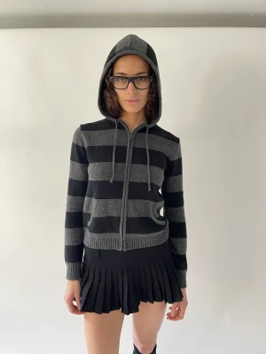 Brandy mellville - Jättesöt stickad Brandy Melville hoodie.   Fraktar från paris, köparen står för frakten 💕