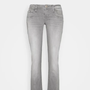 LTB Jeans ljusgrå VALERIE - Köpta på Zalando för 829kr I storlek 27/30. Skriv för bilder! Mycket bra skick använda fåtal gånger!!   
