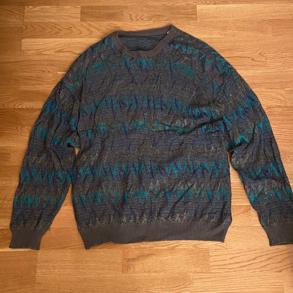 Stickad tröja, grandpa sweater. Köpt på beyond retro för 500 kr. Endast använd fåtal gånger. Stickat.