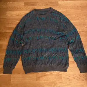 Stickad tröja, grandpa sweater. Köpt på beyond retro för 500 kr. Endast använd fåtal gånger