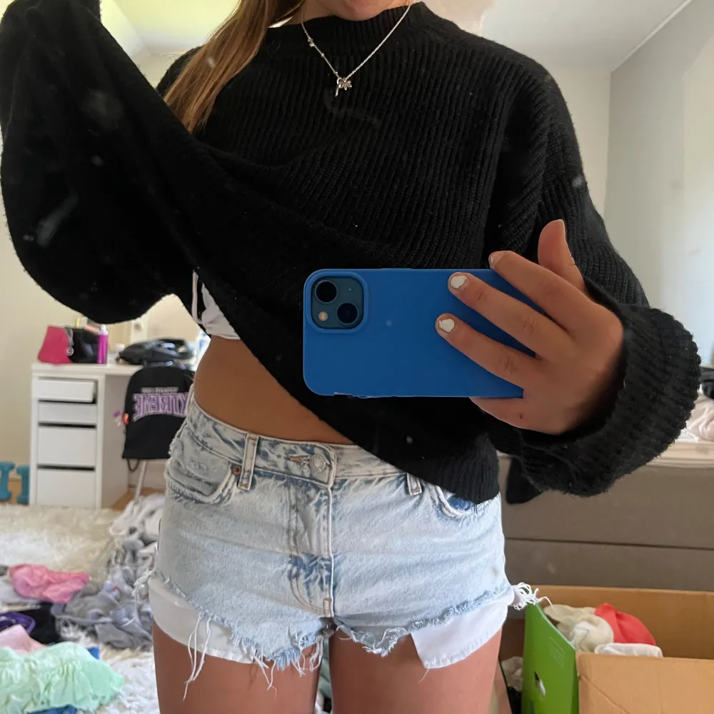 Coola ljusblåa jeans från BERSHKA. Köptes för 2 år sedan och har inte använts mycket sen dess, så skicket är perfekt 🩵De är midwaist men men kan även ha de som lowwaist eller highwaist.. Shorts.