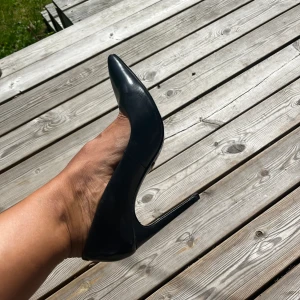 Pumps svart - KLASSISKA SVARTA PUMPS Super snygga, tidlösa pumps. Den klassiska modellen. 11cm klack, med spetsig tå. Väldigt sköna för att vara sån högklackat. Butikspris: ca 2000 kr Inga anmärkningar  🌸Material: kalvskinn 🌸Märke: Tiger of Sweden 🌸Storlek:40