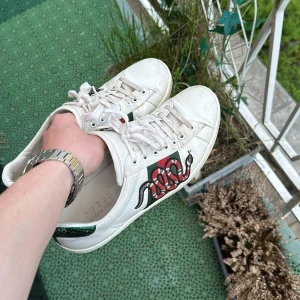Gucci Ace  - Säljer ett par Gucci ace skor i bra skick. Använda en del men har fortfarande väldigt mycket kvar att ge! Box och dustbag medkommer vid köp. Hör av er vid frågor eller funderingar😁